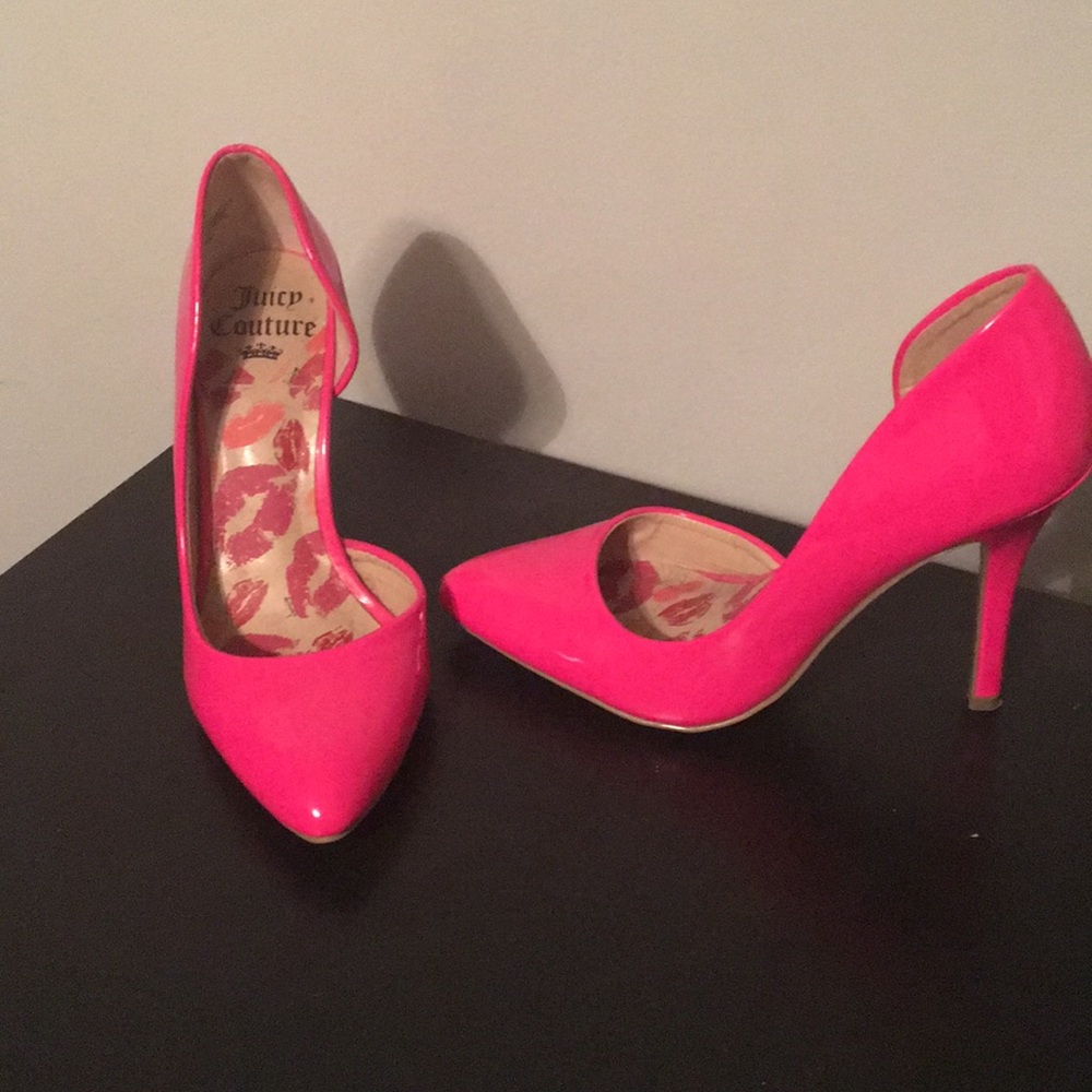 Juicy Couture pointy toed pumps
